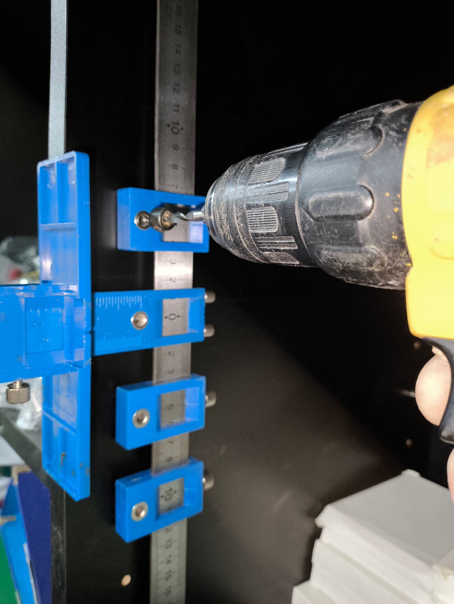 Plantilla jig para colocar tiradores y estantes regulables